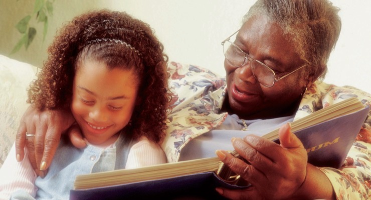 0510_nkf_home_hemodialysis_0329 woman reading to child