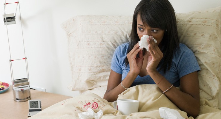 0133_84491365 sick woman in bed